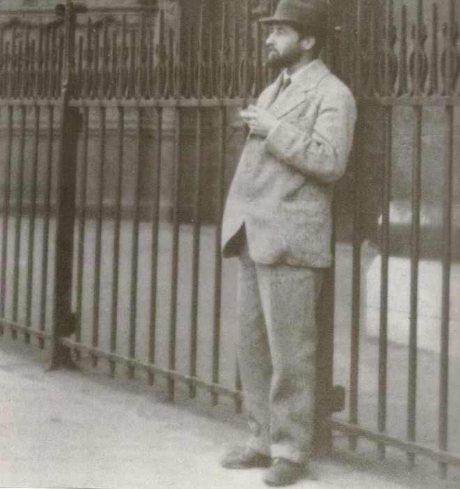 William Faulkner em frente à Catedral de Notre-Dame, em Paris, em 1925 |