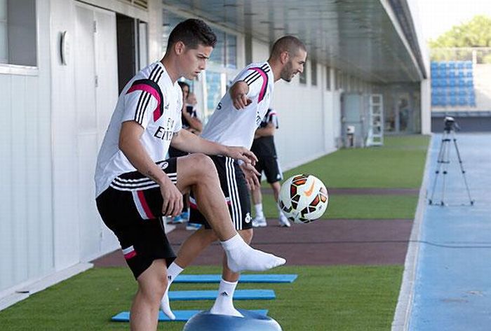 James Rodríguez treina ao lado de Benzema no primeiro trabalho do colombiano no Real Madrid | Divulgação Real Madrid
