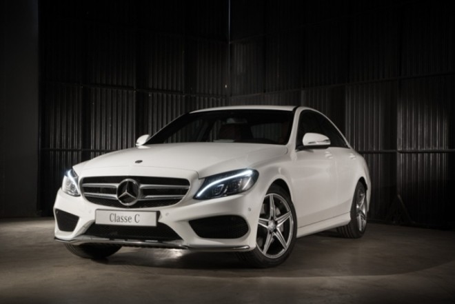 Mercedes frente: A carroceria esculpida em linhas horizontais marcantes tem quase 50% da composição em alumínio, o que deixou a nova geração 60 kg mais leve que a vendida no Brasil até então |