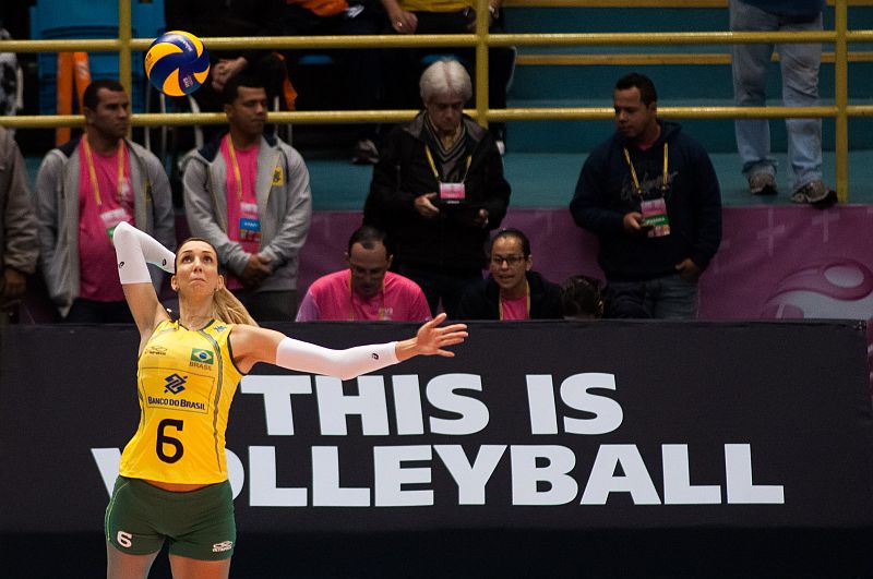 Thaisa, a melhor jogadora da partida, saca no duelo contra a Rússia: "isto é voleibol". | Mauricio Rummens/Folhapress