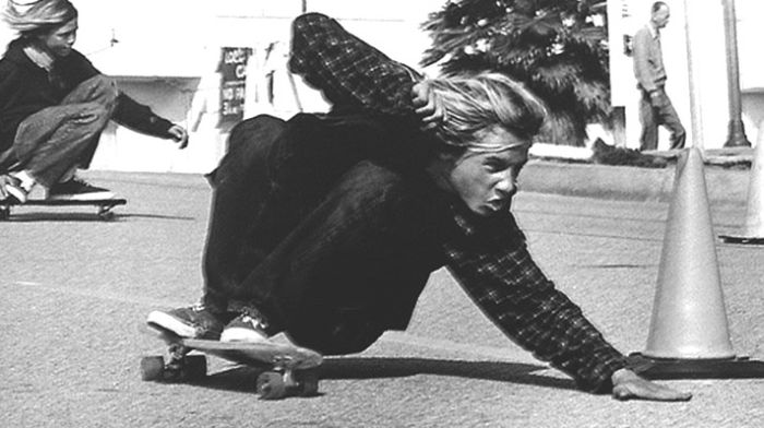 Jay Adams tornou-se um mito do skate com apenas 13 anos, quando apresentou manobras jamais vistas até então |