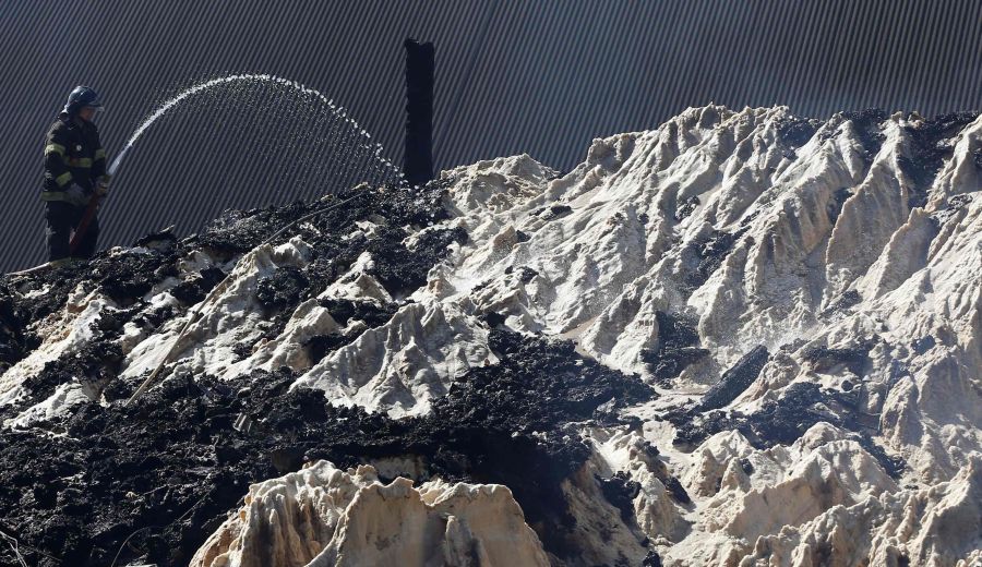 Incêndio foi controlado de madrugada, mas não impediu danos materiais. | Foto: Paulo Whitaker/reuters