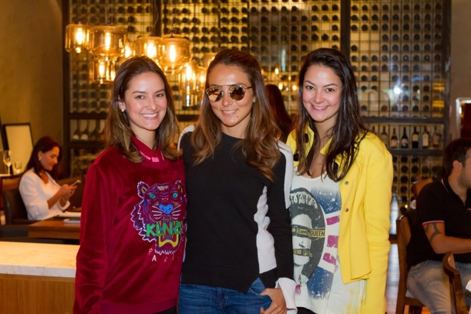 As irmãs Maria Vitória e Maria Fernanda Abagge (nas pontas) recepcionaram a top blogueira goiana Lala Noleto no restaurante La Varenne, comandado pelo pai das duas, Luiz Antonio Abagge |