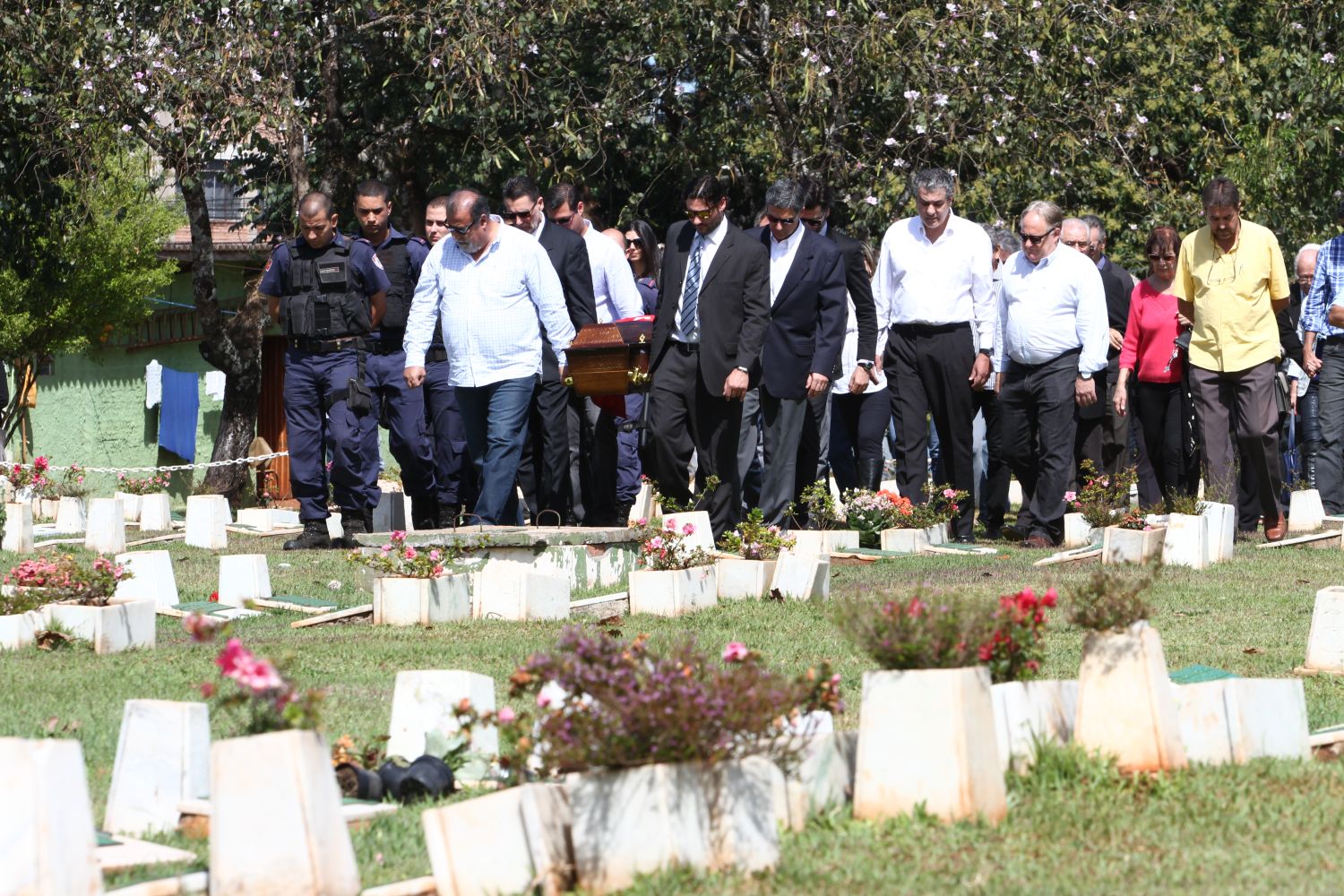 Sepultamento de Dalton Paranaguá foi acompanhado por poucas pessoas | Roberto Custódio/Jornal de Londrina