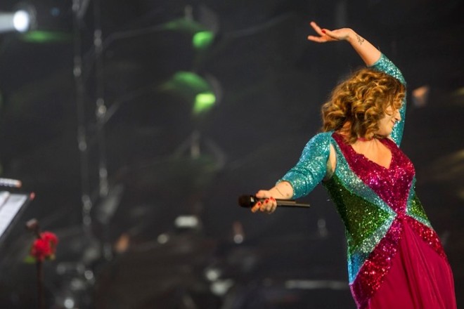 Cantando e dançando, Maria Rita levantou o público em Curitiba |