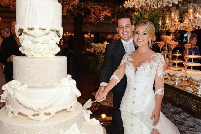 Giovani Valério e Mariana Galléas cortam o bolo dos noivos |