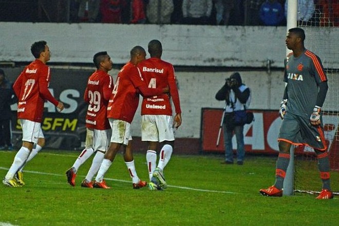 Juan:Clube: Internacional. Idade quando chegou: 33 anos. Após cinco anos na Roma, o zagueiro com passagem pela seleção desembarcou no Internacional em 2012. Marcou gol já na estreia e aos poucos conquistou o lugar de titular. Foi bicampeão gaúcho em 2013 e 2014. Foi numa conversa dele com o meia Alex, do Coritiba, que o Bom Senso FC surgiu. |