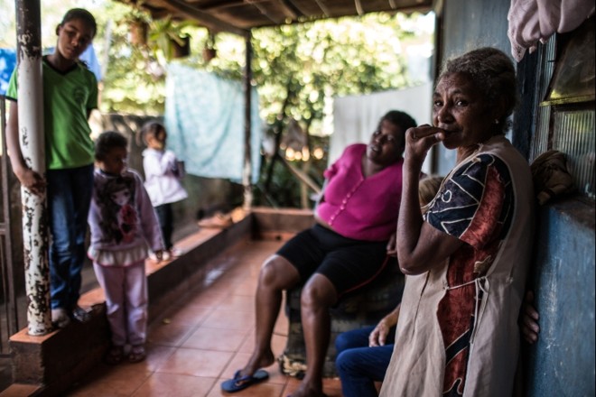 Dona Ana vive cercada pelos netos. Ao fundo com uma blusa rosa, uma das filhas, Marilena |