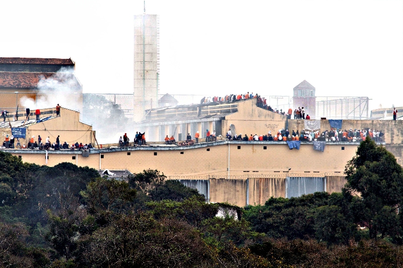 Os presos ocuparam o teto da penitenciária. Alguns detentos foram jogados do alto do prédio | Fotos: Christian Rizzi/ Gazeta do Povo