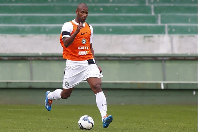 Zagueiro Bonfim agradou o técnico Celso Roth na oportunidade que teve no Coritiba diante do Paysandu | Felipe Rosa / Tribuna do Paraná