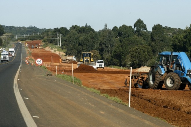 Obras de duplicação na BR-376, próximas a Ponta Grossa. A Rodovia do Café é cada vez mais usada como corredor da soja e concorre com a PR-151, agora chamada de Rodovia do Leite | 