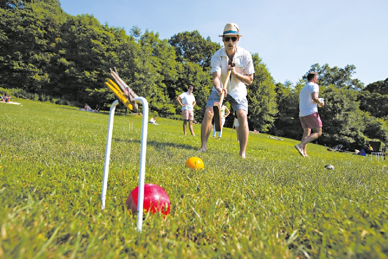 Andrew Bakonyi jogando com o Brooklyn Croquet and Hunt Club num recente domingo em Prospect Park | Ruth Fremson/The New York Times