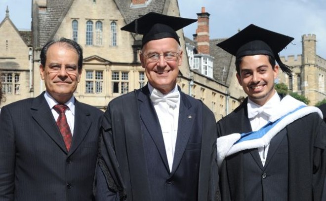 O advogado curitibano Adriano Camargo Gomes (à dir.) e seu pai, o também advogado Manoel Eduardo Camargo Gomes (à esq.), com o reitor da Universidade de Oxford, Andrew Hamilton, pela qual ele acaba de receber o título de Mestre em Direito com dissertação sobre Direito Concorrencial | 