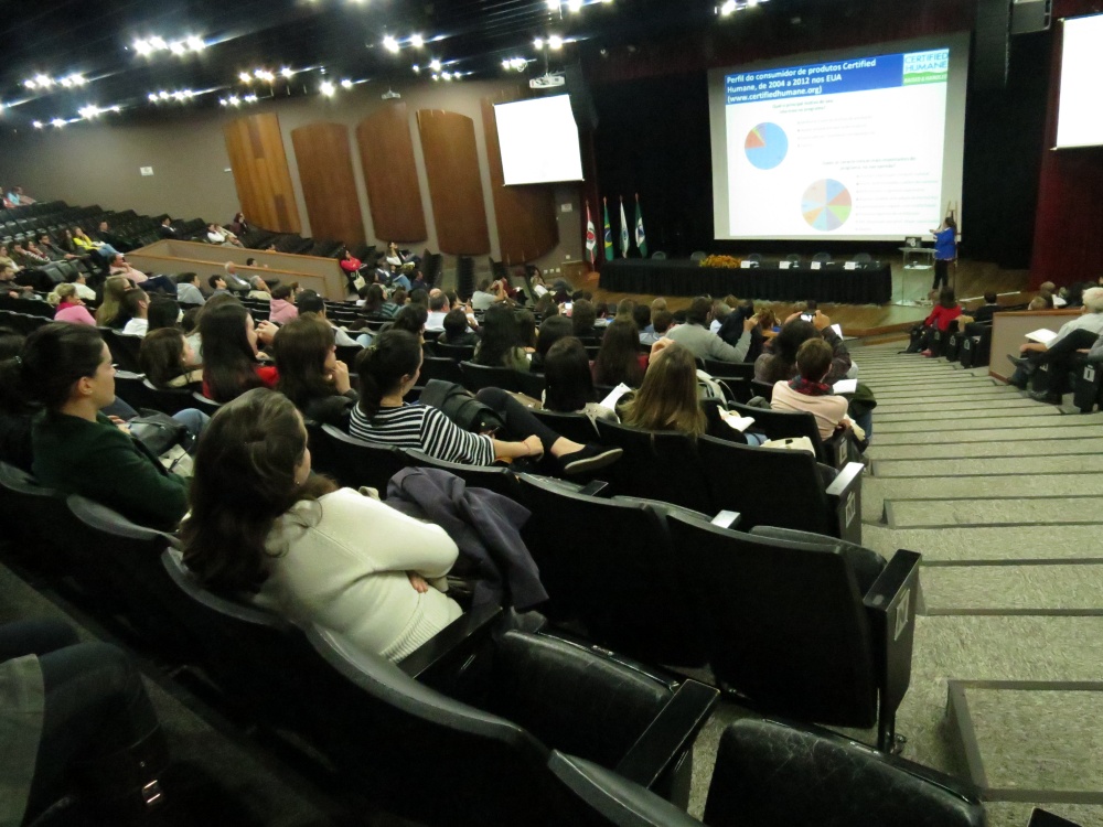 Três dias de discussões apontaram que sociedade precisa cuidar mais de animais em confinamento até a hora do abate. | Foto: Josa© Rocher/gazeta Do Povo
