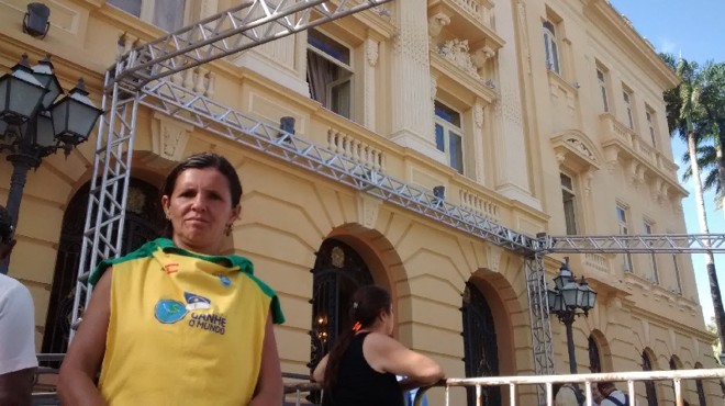 Verônica Eunize, dona de casa, segura uma camiseta de um programa do governo Campos | 