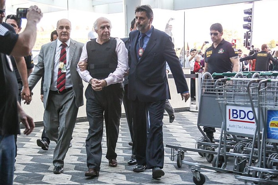Roger Abdelmassih é escoltado por policiais federais ao desembarcar Aeroporto de Congonhas, em São Paulo | William Volcov / Brazil Photo Press / Folhapress