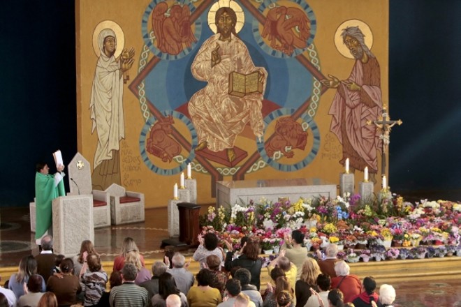 Criada em 1954, paróquia do Carmo foi elevada a santuário em 2001. Templo foi todo reconstruído nos anos seguintes, com projeto do arquiteto Mauro Magnabosco. O