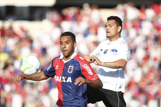 Edson Sitta é apertado na marcação por Sandro |