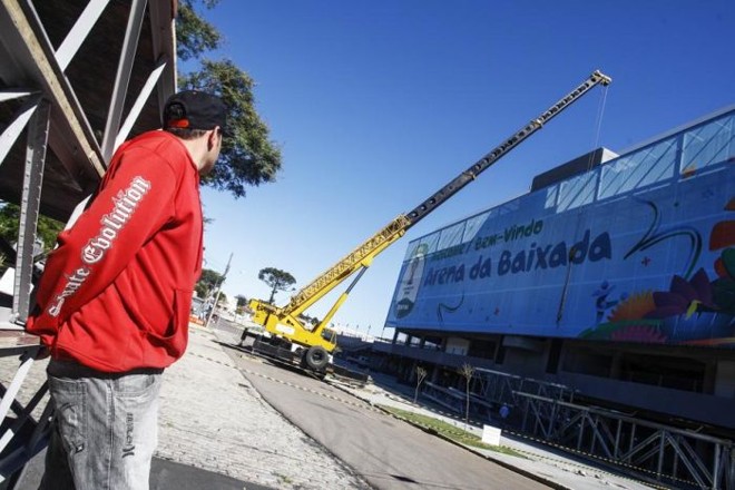 Guindaste que vai instalar o teto retrátil na Arena da Baixada | André Rodrigues / Gazeta do Povo