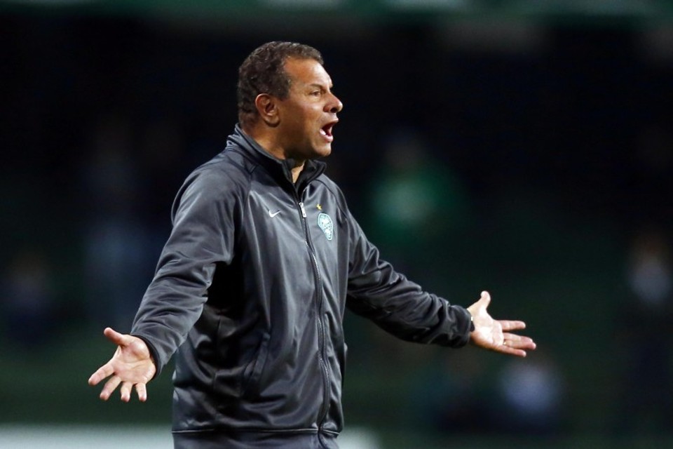 Técnico Celso Roth reclamou muito da arbitragem na derrota para o Palmeiras | Albari Rosa / Gazeta do Povo