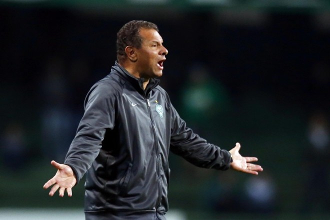 Técnico Celso Roth reclamou muito da arbitragem na derrota para o Palmeiras | Albari Rosa / Gazeta do Povo