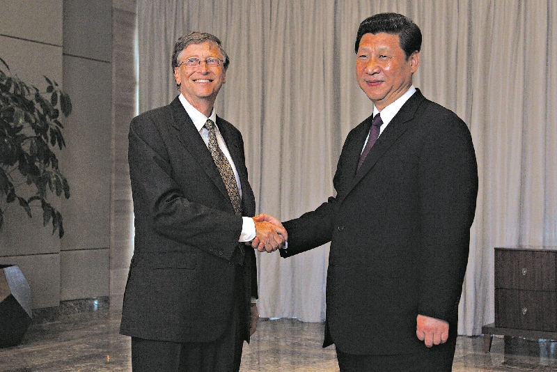 Esforços antitruste da China desafiam multinacionais. Bill Gates, da Microsoft, com o presidente chinês, Xi Jinping | Tyrone Siu/reuters