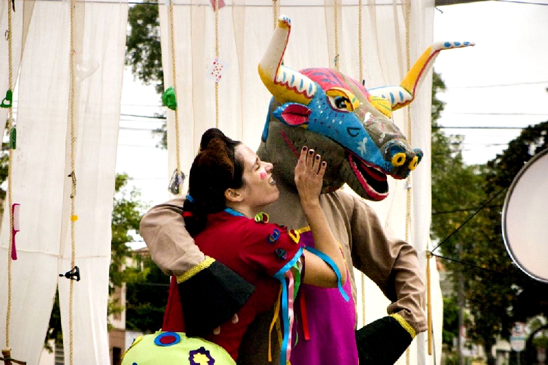 Espetáculo de grupo paranaense mistura folclore do boi bumbá com commedia dellarte | Davi DVisant / Divulgação