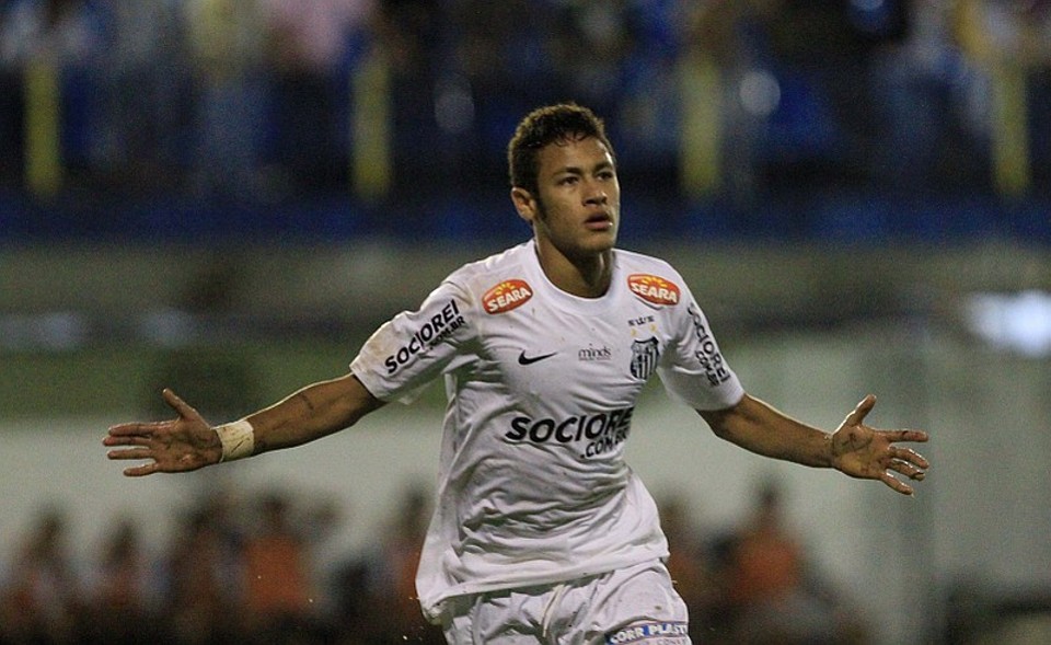 Dunga quer Neymar jogando com a alegria espontânea na seleção dos tempos que defendia o Santos | Célio Messias / Folhapress