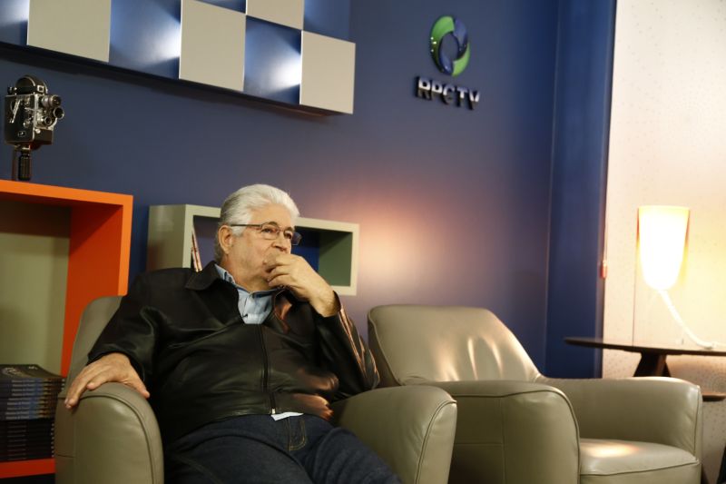 Requião antes de ser entrevistado na RPC TV | Hugo Harada/Gazeta do Povo