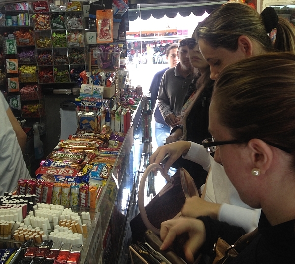 Passageiros enfrentam fila em banca para carregar cartão-transporte | Antonio Senkovski / Gazeta do Povo