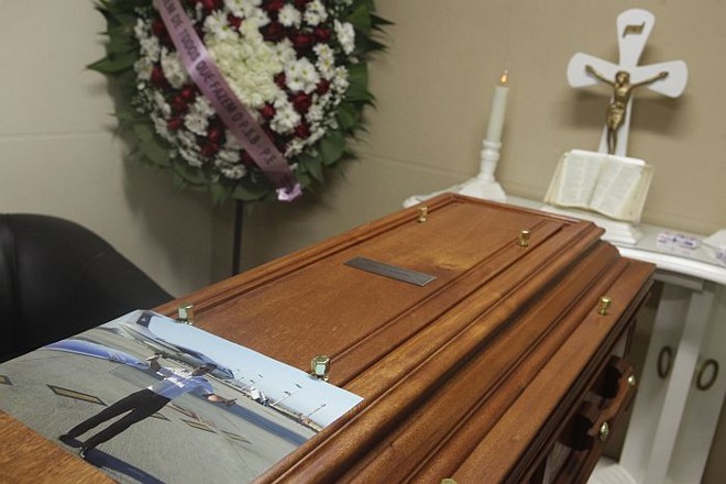 Uma foto de Marcos Martins foi colocada sobre o caixão dele durante o velório do piloto em Maringá |
