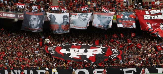 Jogo em 2009. Na curva da Buenos Aires, torcida rubro-negra presta homenagem aos velhos ídolos, como o ex-presidente Jofre Cabral, os ex-jogadores Djalma Santos e Nilson Borges |