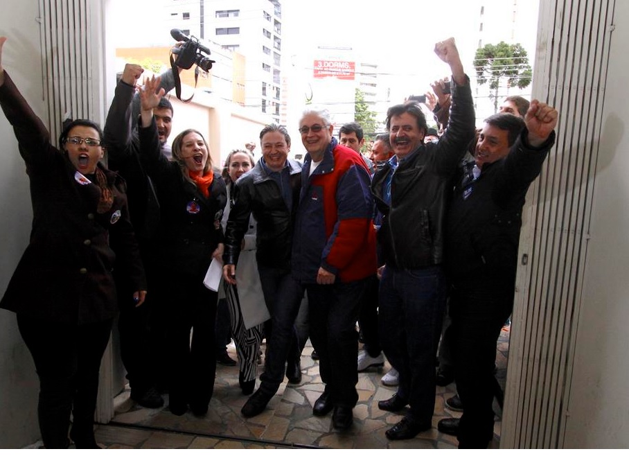 Grupo ligado ao senador Roberto Requião entra na sede do PMDB: foto foi publicada no perfil do peemedebista no Twitter | Reprodução/Twitter