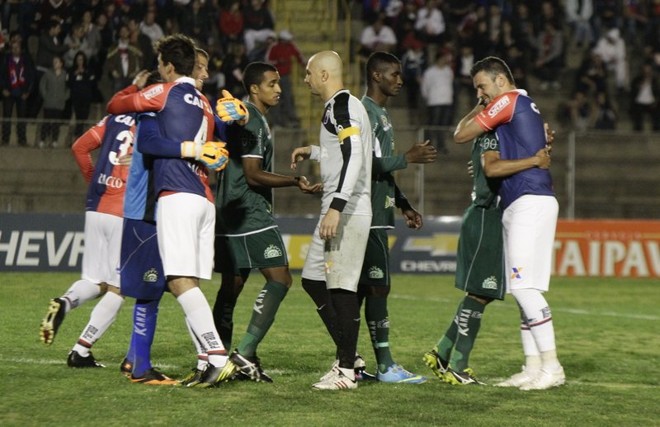 Jogadores de Paraná e Icasa se cumprimentam antes do jogo | 