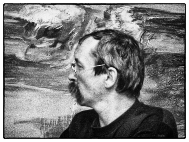 Durante a Bienal de Fotografia, provavelmente em 1982, Leminski se mistura a um quadro em uma casa de festas, no Batel, em Curitiba |