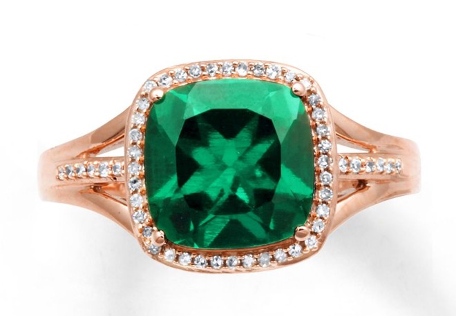 Anel de esmeralda e ouro rosa 10K, US$ 709 |