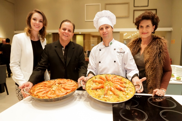 A arquiteta e empresária Ana Paula Zordan (à esq.), da loja Todeschini Batel, foi a anfitriã do jantar para comemorar a parceria da marca de móveis planejados com a Casa Cor Paraná e a Gazeta do Povo no ambiente Cozinha Show da mostra. O espaço é assinado pelo arquiteto Gastão Lima (de preto). A paella servida aos convidados, entre eles a diretora da Casa Cor, Marina Nessi (à dir.), foi preparada pelo chef Jair Luz, do bar e restaurante Txapella | Daniel Sorrentino