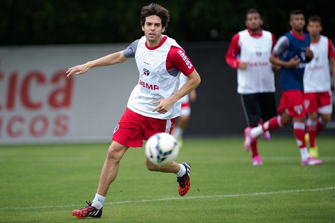 Kaká:Clube: São Paulo. Idade quando chegou: 32 anos. O meia passou longos anos no Milan e passou a sofrer com lesões quando esteve no Real Madrid. Seu retorno ao time italiano foi insuficiente para colocá-lo na Copa de 2014 e de classificar seu time à Liga dos Campeões. Agora, retornou ao São Paulo em uma triangulação com o Orlando City, nova equipe da MLS. O caçula do pentacampeonato ficará no Tricolor Paulista até o fim do ano, pois seu novo clube só estreará na Liga Norte-Americana na próxima temporada. |