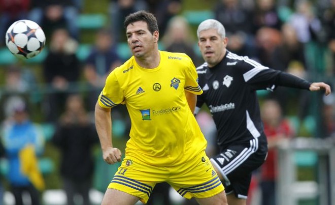 Ex-atacante Paulo Rink tenta lance sob o olhar do ex-meia Ricardinho | 