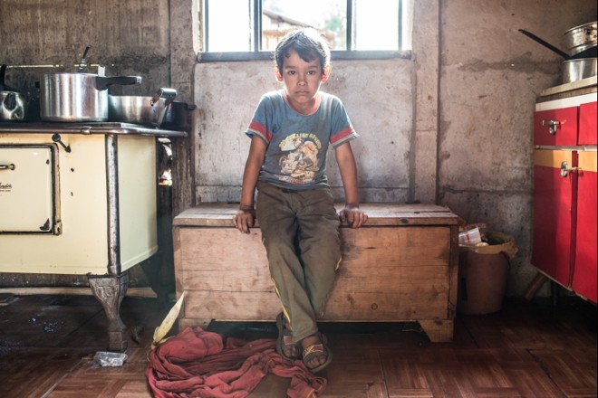 Em um raro momento de seriedade, Reginaldo olha compenetrado para a foto | 