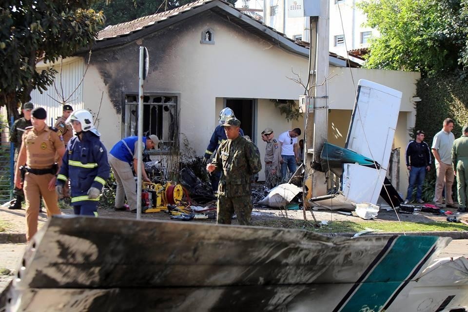Duas pessoas morrem em queda de avião em bairro de Curitiba | Daniel Castellano/Agência de Notícias Gazeta do Povo