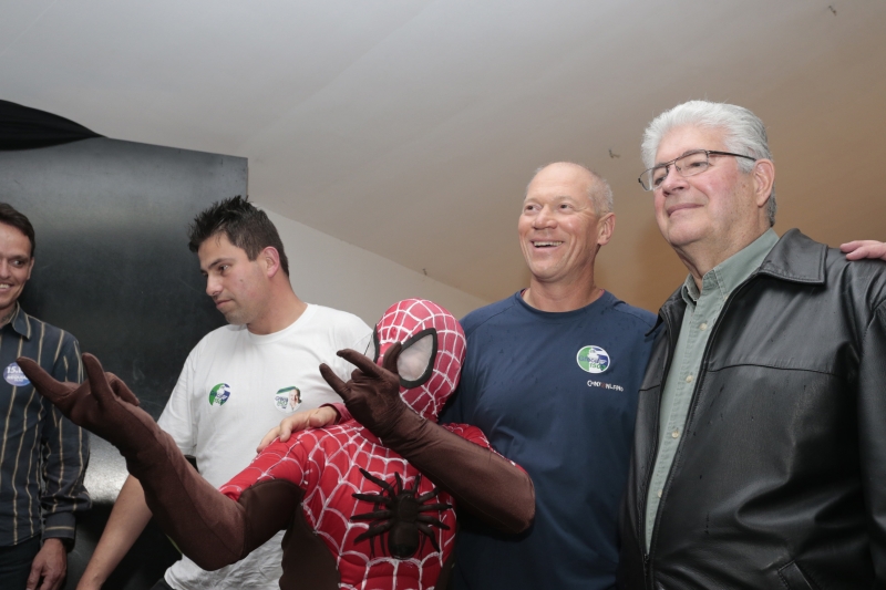 Requião participou ontem de um evento da campanha de Rafael Greca a deputado federal | Cesar Machado/ Gazeta do Povo