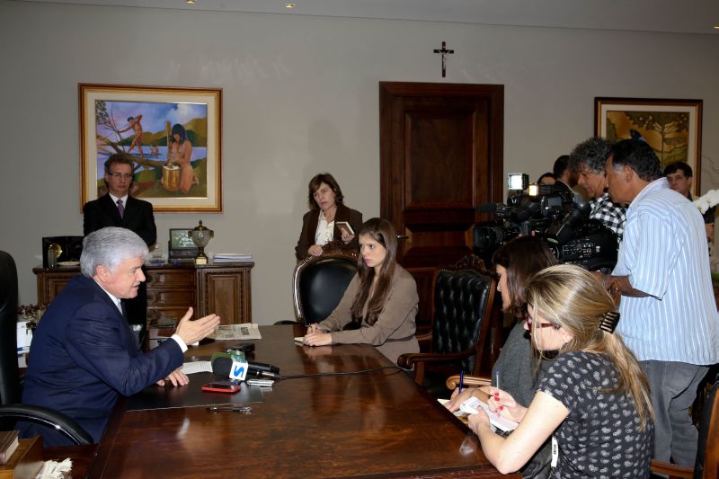 Rossoni explica a jornalistas o acordo com o TC. Projeto de lei foi descartado antes do início da tramitação | Nani Gois/Assembleia Legislativa