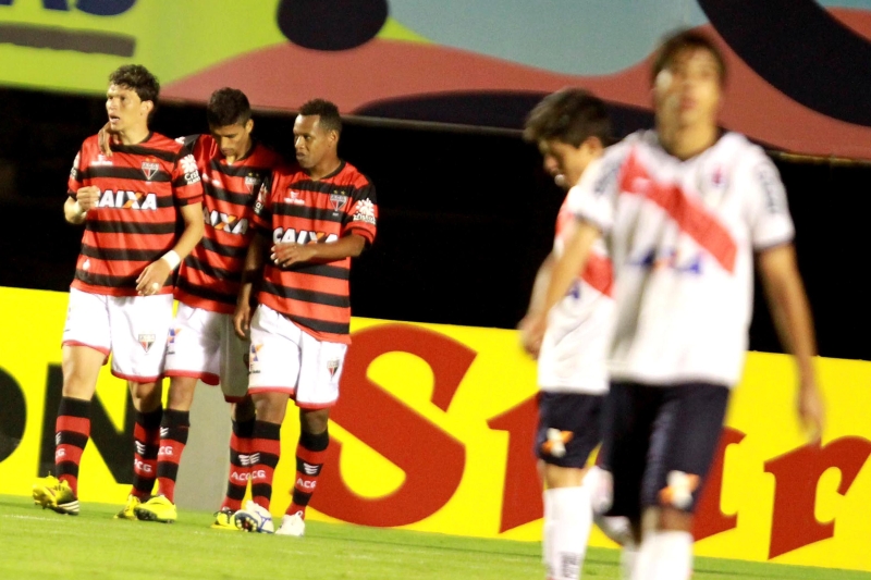 Jogadores paranistas lamentam enquanto Júnior Viçosa (esquerda) comemora primeiro gol do Atlético-GO no Serra Dourada | Carlos Costa/ Futura Press