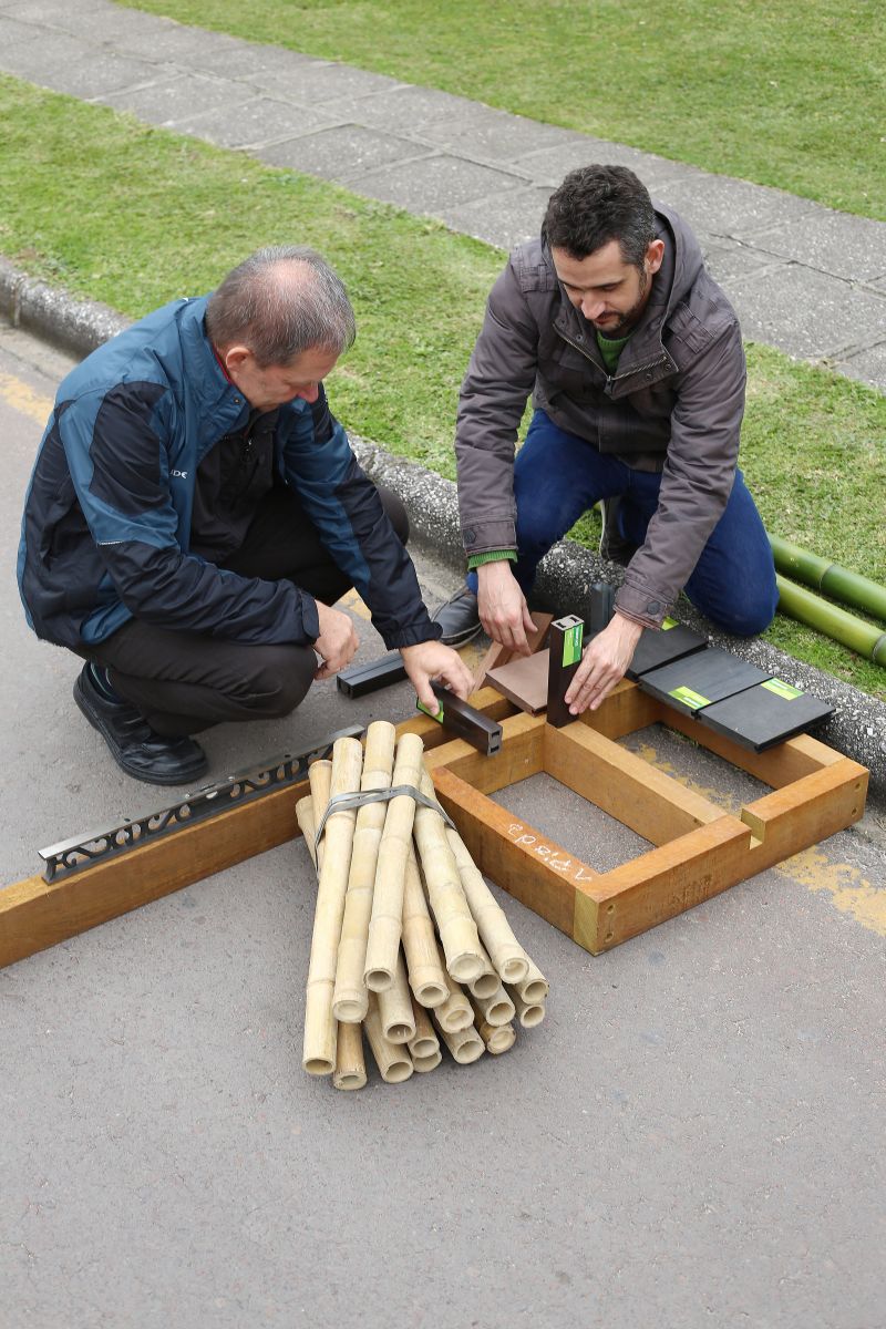 O parklet piloto é feito com madeira e bambu | Guilliano Gomes/ Gazeta do Povo