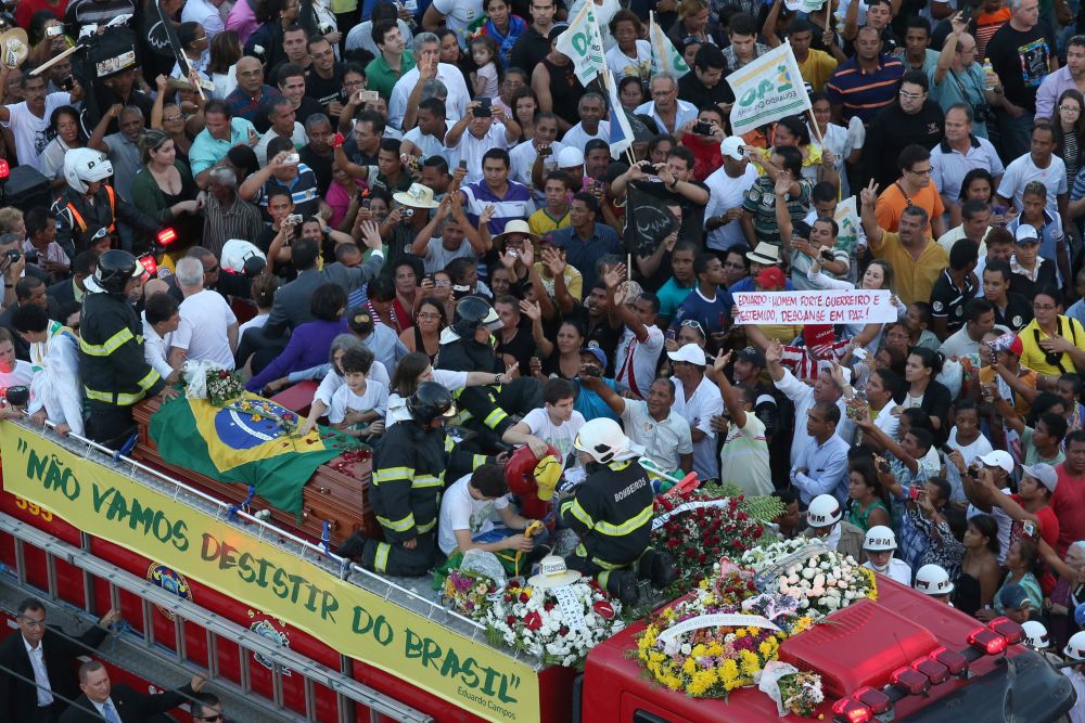 Caminhão dos Bombeiros transportou o caixão e levou a viúva de Campos, quatro filhos do casal, a mãe do ex-governador e Marina Silva. | Efe/Fernando Bizerra Jr.