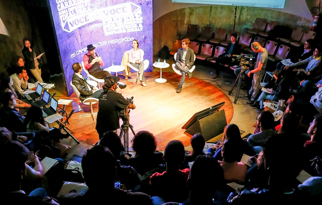 A 3ª edição do Papo Universitário de 2014 reuniu jovens no Teatro Paiol e foi mediada pelo jornalista Luigi Poniwass. | Hugo Harada / Gazeta do Povo