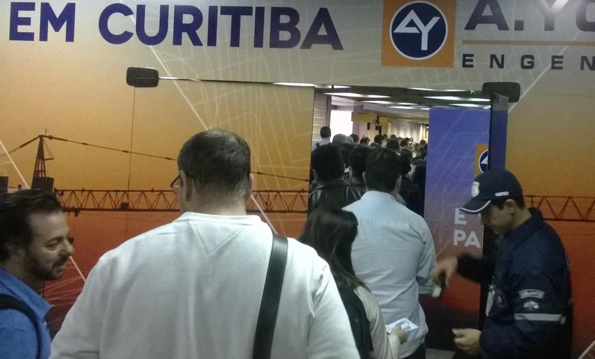 Fila para a fiscalização foi maior no começo da manhã, horário de maior movimento do terminal que atende Curitiba | Aniele Nascimento/Agência de Notícias Gazeta do Povo