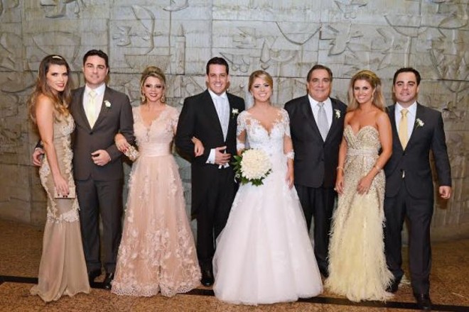 Os noivos ladeados pelos pais dela, Zaira e Dirceu Galléas, tendo à esquerda, Miriele Nitzel e Rodrigo Galléas, e à direita, Marcela e Diego Galléas |