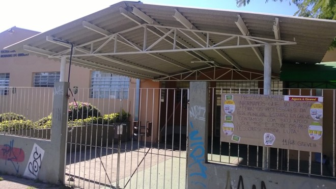 Cartaz na entrada da Escola Municipal Moradas Ribeirão, na CIC, pede apoio da comunidade ao movimento dos professores |